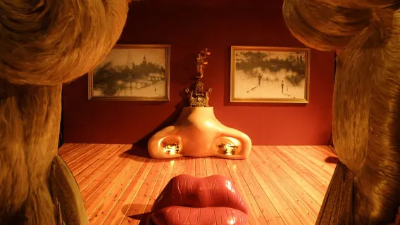 From Girona: Dalí Museum and Girona Small Group Tour