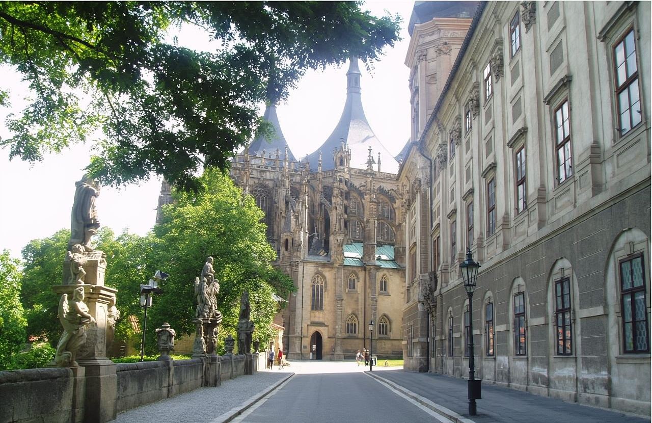 1-day tour to Kutna Hora Bone Church & St. Barbara's Church from Prague with admission ticket