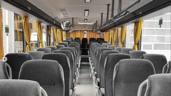 บริการรถบัสเพื่อการเดินทางระหว่างดูบรอฟนิกและมาคาร์สกาอย่างสะดวกสบาย