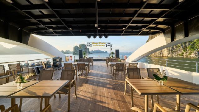 Halong Bay Luxury 5-Star Cruise with Buffet Lunch & Jacuzzi