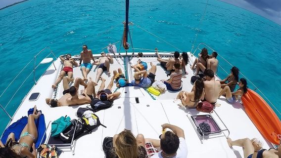 ทัวร์เรือใบแบบมีเสาไปยังเกาะ Isla Mujeres จาก Cancún พร้อมบาร์และอาหารกลางวัน