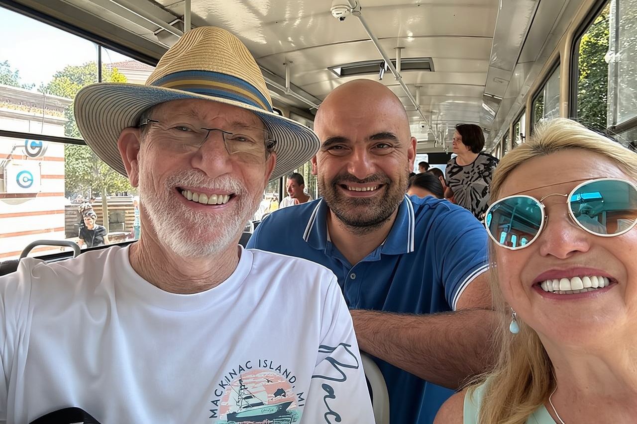 Tur Kuliner dan Mencicipi Makanan Sofia dengan Naik Trem Era Komunis