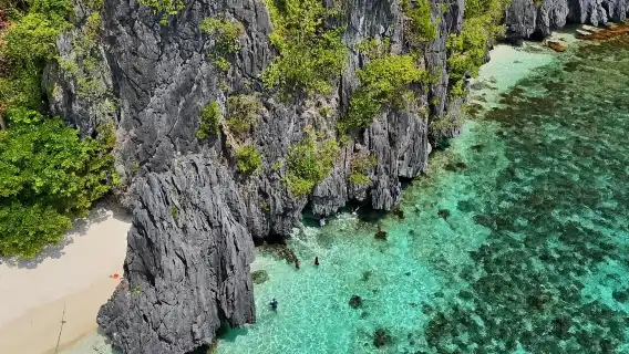 El Nido one-day tour Route B: Explore Snake Island and Cave Wonders
