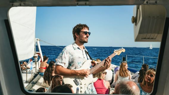 บาร์เซโลนา: ล่องเรือคาตามารันชมพระอาทิตย์ตกพร้อมดนตรีสด