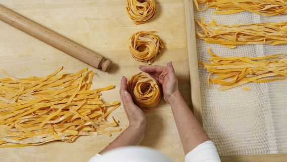 Bologna: Kleingruppen-Rundgang über den Lebensmittelmarkt mit Verkostung
