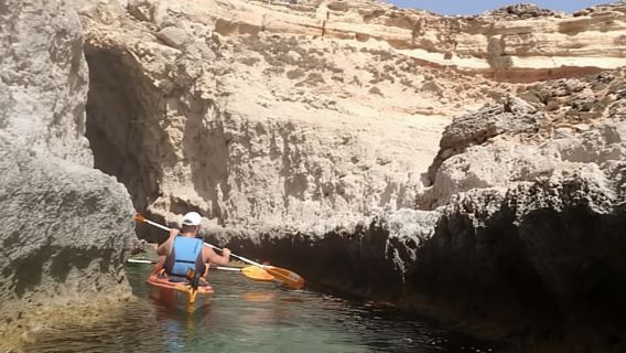 Rhodos: Seekajak-Abenteuer zum roten Sandstrand