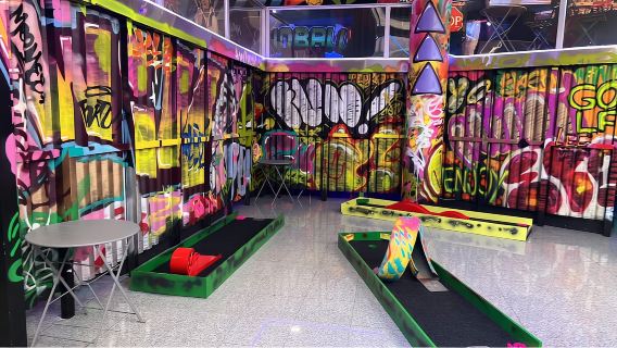 Porto: biglietto per minigolf al coperto a 18 buche con percorsi a luce UV