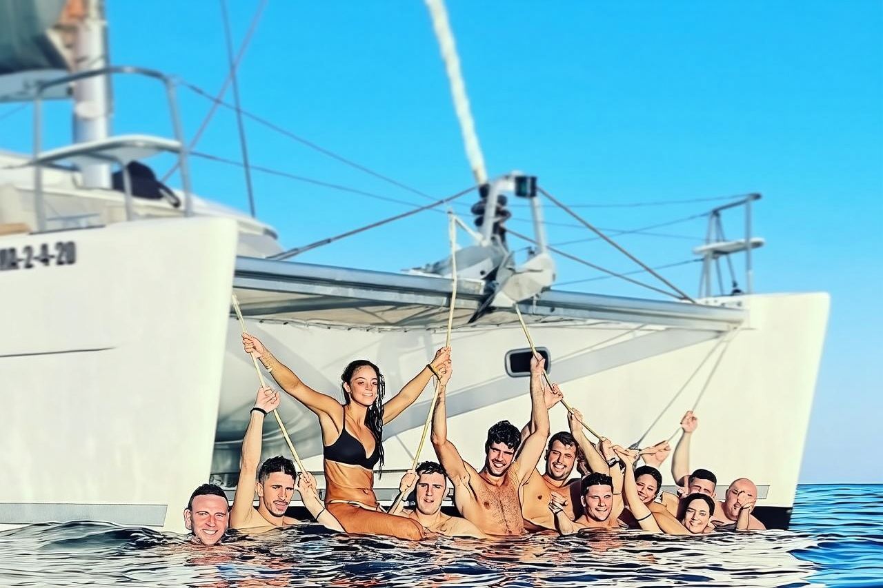 Catamarán en grupo reducido en Marbella con avistamiento de delfines