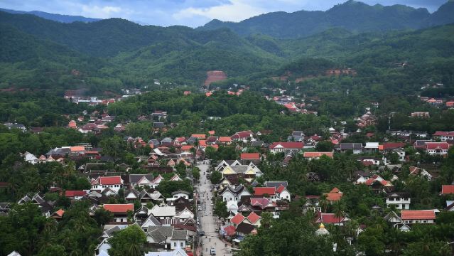 Vientiane, Laos - Penterjemah profesional, pemandu pelancong untuk lawatan, penterjemah pameran, teman perniagaan, lawatan bebas dengan sambutan tempatan, perkhidmatan peribadi eksklusif