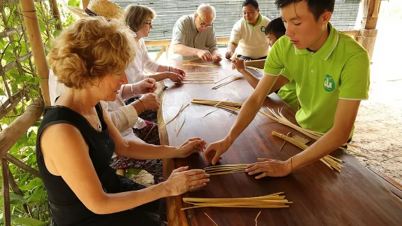 Clases de tejido de bambú y cocina durante el día para unirse