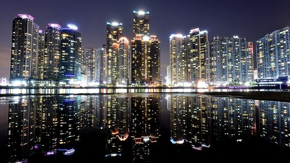 Tour nocturno por Busan que incluye un crucero con fuegos artificiales