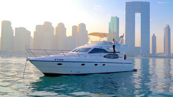 Crucero privado de lujo en Dubái a bordo de un elegante yate de 50 pies.