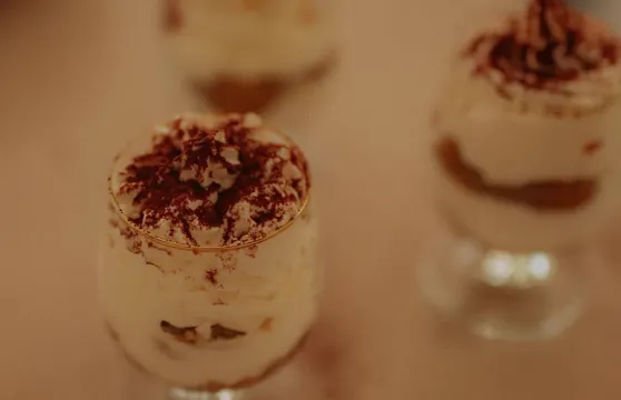 烹飪課,包括義大利麵、馬蘇里拉起司和提拉米蘇,佐以葡萄酒