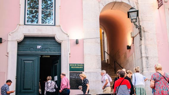 Lisboa: Alfama, recorrido a pie por Mouraria con noche de fado y tapas