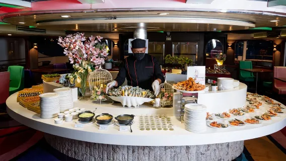 Elite private tour: Bangkok: Luxury Dinner Cruise & Private Hotel Transfer