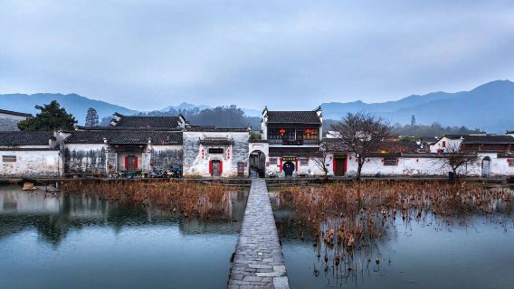 Excursión de un día en grupo reducido con servicio de coche privado con conductor a los lugares destacados de Chengkan, la ciudad antigua de Huizhou y el jardín de la familia Bao en Huangshan.