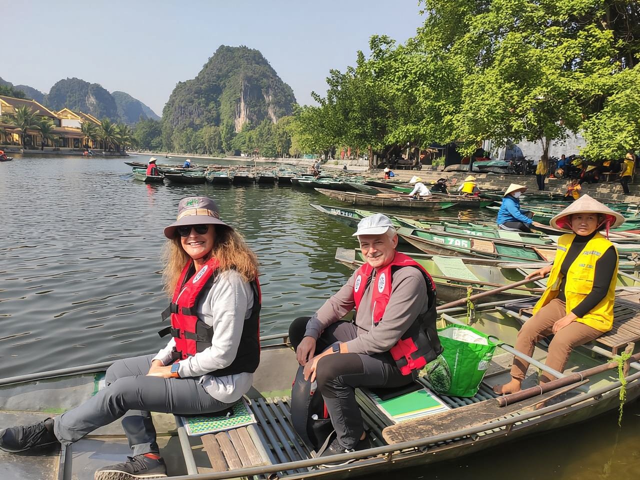 Gita di un giorno a Ninh Binh con trasferimento, pranzo, biglietto e bicicletta