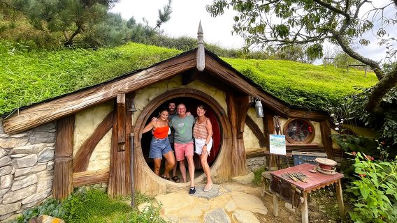 Excursión en grupo reducido a Hobbiton y las cuevas de Waitomo con almuerzo desde Auckland
