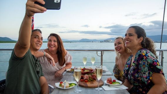 Croisière avec buffet dîner sur le Spirit of Cairns dans la baie de Trinity à Cairns