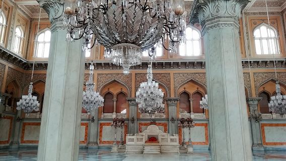 Excursión de medio día por Hyderabad para descubrir la opulencia y el esplendor de los Nizams en coche privado.