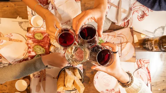 Mailand: Sonnenuntergangstour mit kulinarischen Köstlichkeiten auf dem Navigli-See von Do Eat Better