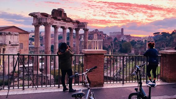 Amanecer en Roma: Tour en bicicleta eléctrica con desayuno italiano