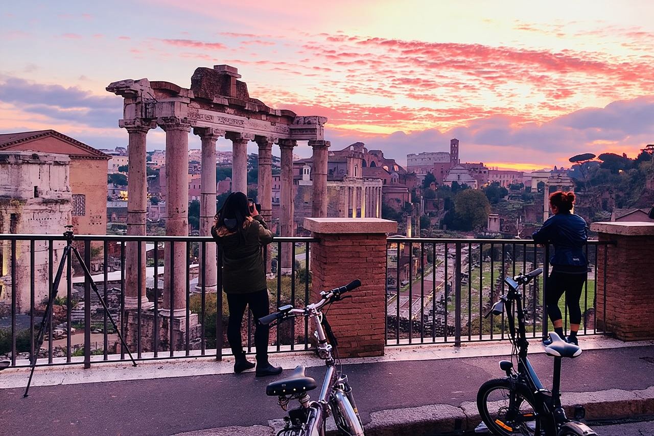 Alba a Roma: tour in E-Bike con colazione all'italiana