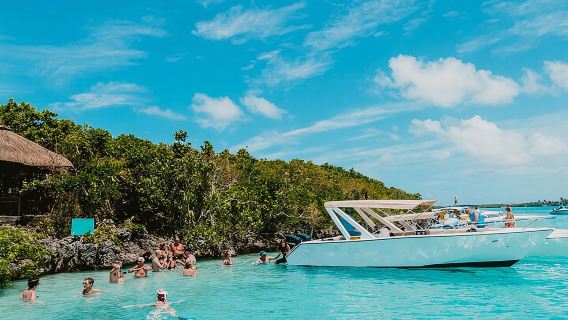5 Islands Speedboat Cruise incl. Snorkeling in Blue Bay + Lunch at Ile aux Cerfs