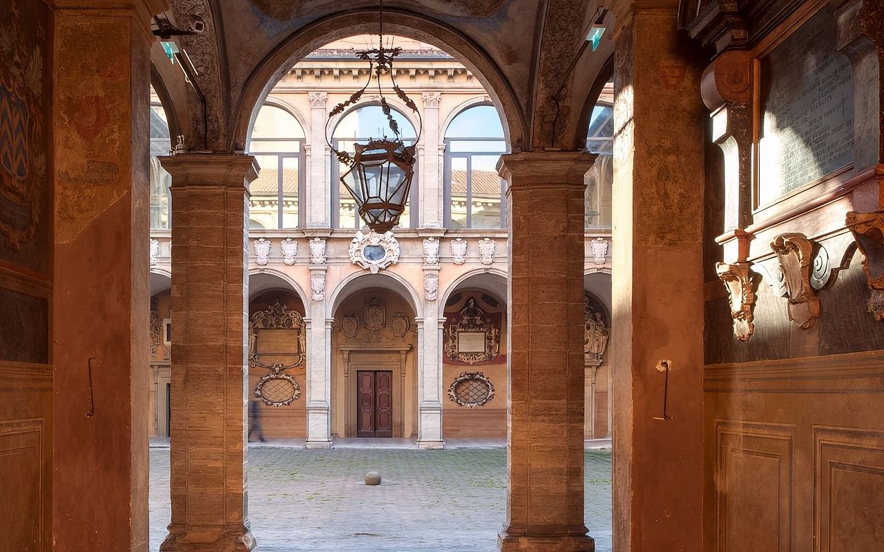 Audio tour of Archiginnasio Palace in Bologna with food tasting
