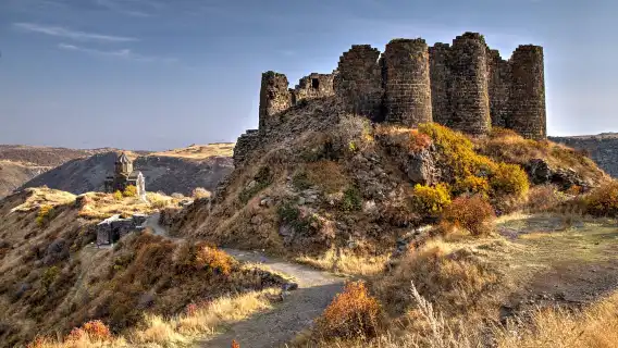 アルメニア日帰りツアー:アンベルド城、アラガツ山、カリ湖