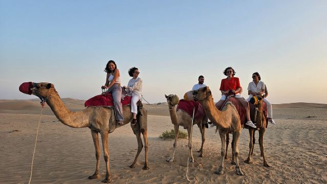ซาฟารีทะเลทรายอาบูดาบี พร้อมการแสดงสดและพื้นที่รับประทานอาหารระดับวีไอพี