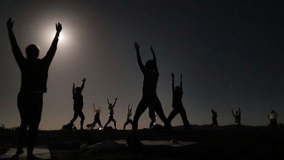 Perth: Full Moon Yoga Hiking Experience