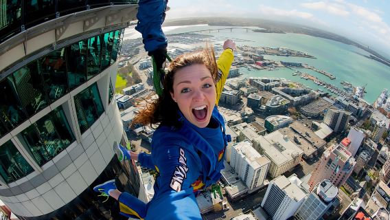 Окленд: прыжок с парашютом SkyJump с входным билетом на Sky Tower