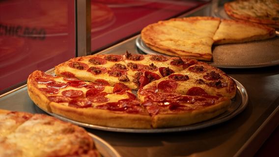 Bite into Chicago: Discover the City’s Most Iconic Food