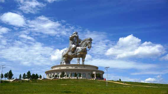 Улан-Батор: конная статуя Чингисхана + однодневный тур в национальный парк Тэрэлж