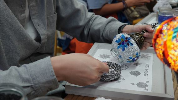Laboratorio di creazione di lampade a mosaico tradizionali turche ad Antalya