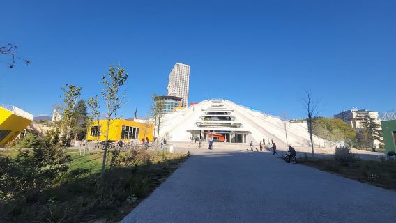 Tirana: Tour đêm riêng tư kèm cà phê và cocktail