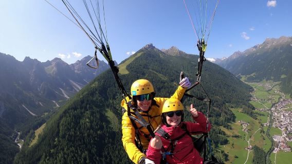 Neustift im Stubaital: Panoramic Tandem Paragliding Flight