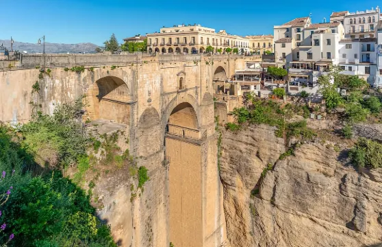 龍達新橋+龍達鬥牛場+藍精靈小鎮+岩石下的村莊一日遊