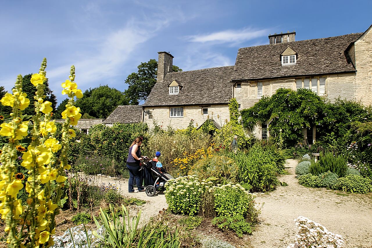 Downton Abbey Filming locations, Cotswolds and Highclere Castle - Small Group Tour