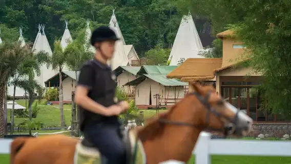 廣西桂林十里畫廊陽朔雲端馬術俱樂部/騎馬體驗【專業教練指導+花海/山谷野騎+提供全套裝備+免費停車拍照】