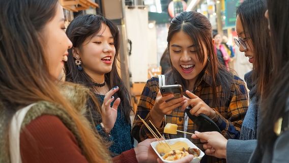 Tour gastronomico a piedi del mercato Kuromon di Osaka (6 tappe, 6 assaggi)