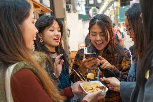 오사카 구로몬 시장 음식 걷기 투어 (6개 정류장, 6가지 맛)