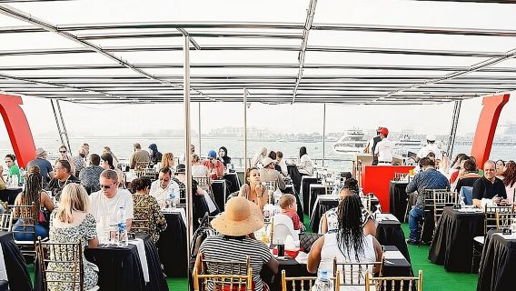 Dubai Marina Kreuzfahrt mit Abendessen und Unterhaltungsshow