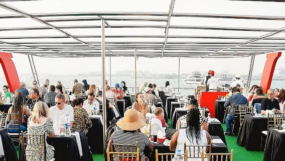 Cena en crucero por Dubai Marina con espectáculo de entretenimiento