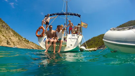 Navigazione a vela per piccoli gruppi a Barcellona con snack e Cava