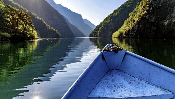 Dari Tirana: Perjalanan Sehari ke Sungai Shala dan Danau Komani