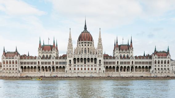 Budapest: Sunset Cocktail Cruise
