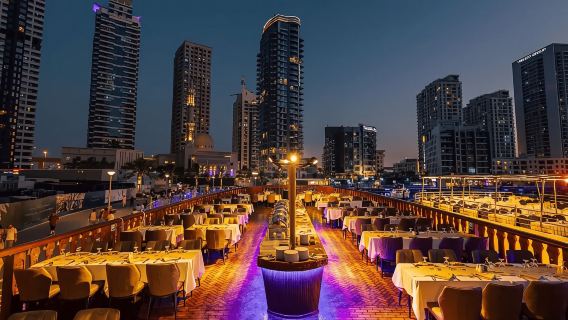 ドバイ マリーナ: アレクサンドラ ダウ船ディナークルーズ(ライブBBQ付き)