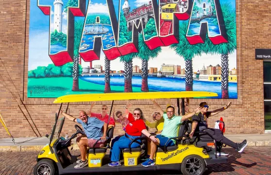 乘坐豪華合法上路高爾夫球車遊覽坦帕